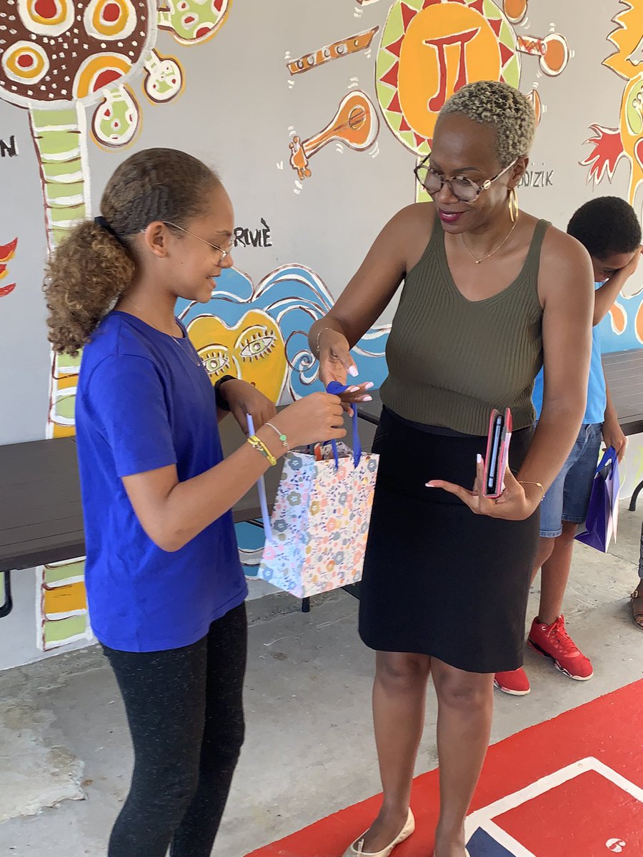 JLHOMAND's tweet photo. Remise des diplômes aux finalistes académiques et à la lauréate du concours national #petitschampions de la lecture. L’école S et A Cabrisseau de Ste Luce @CircoMarin972 fortement engagée dans la promotion de la lecture à voix haute @acmartinique ! https://t.co/SO3ftUENFl