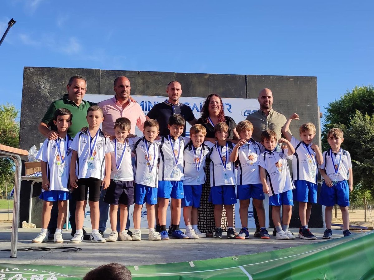 Hoy ha sido la fiesta de clausura de la temporada de fútbol de mi José en su club. La escuela de fútbol Dani Triana AR-Rabad