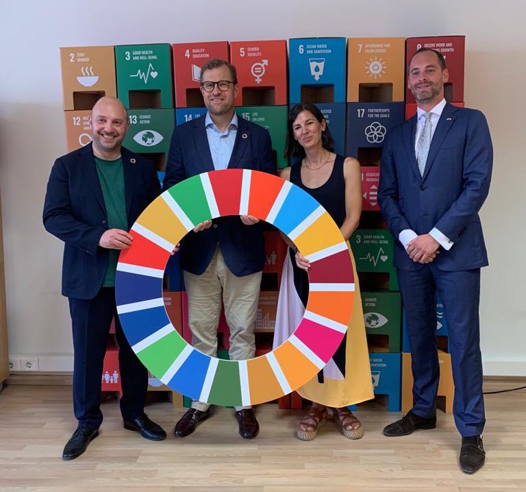 Today we celebrate the official opening of <a href="/sdghousegreece/">SDG House Greece</a>. Welcome to the #SDGHouse network! 

With <a href="/miltiadisg/">Miltiadis_HVA</a>, CEO of HVA, <a href="/MarkSchneiders/">Mark Schneiders</a>, CEO of <a href="/100KIT/">KIT</a> &amp; <a href="/sdghouse_ams/">SDG House</a>, Alexandra Sarma, GM of <a href="/OrangeGroveGr/">Orange Grove</a> &amp; <a href="/sdghousegreece/">SDG House Greece</a>, and <a href="/ceesvanbeek/">Cees Van Beek</a>, First Secretary <a href="/NLinGreece/">NL Embassy in Greece</a>.