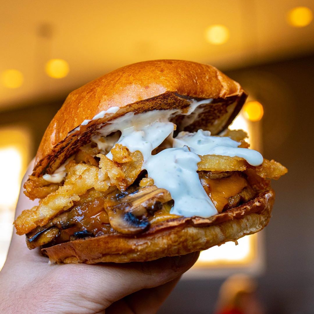 If this doesn't make you crave a burger, we don't know what will. 😍🤤

📸: nomtasticbayarea

#maverickjacks #burlingameca #burlingameeats #yelppeninsula #peninsulafoodies #bayareaeats #familyfriendlyrestaurant #burlingamefoodie #bayarearestaurants