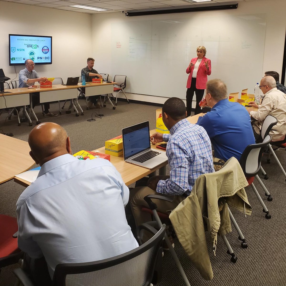 thepnwMAC's tweet photo. Our monthly Brown Bag Innovation Lunch is underway, sponsored by @BusinessOregon. The energy, collaboration, and innovation in this room is inspiring. 
Thank you to our partners - 
NW Tech Bridge, @NSIN_us, @ImpactWA, and @nwdefense (PNDC).
Learn more at https://t.co/T4V5Vy30Zf https://t.co/821MuGKz5Z