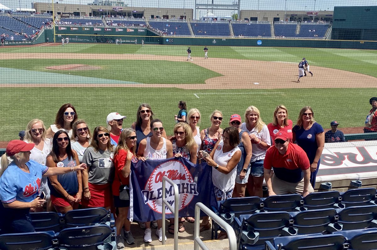 StoolMintzy's tweet photo. Found all the ⁦@OleMissBSB⁩ Moms pregame! https://t.co/dgZGCVn8vb