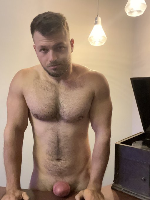 POV: At the bar ordering your drinks and I&rsquo;ve got my dick out on the counter&hellip; what you doin 😈👅 https://t