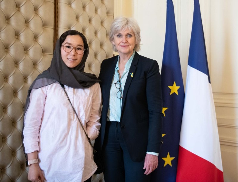 « La voix des filles et des femmes afghanes ne doit pas s'éteindre. »

C'est l'ambition de Radio Begum, créée par Hamida Aman que j'ai reçue ce soir à <a href="/egalite_gouv/">Ministère chargé de l'Égalité</a>.

Les droits des femmes sont inaliénables. 

La France se tient résolument aux côtés des Afghanes. 

<a href="/MinColonna/">Catherine Colonna</a>