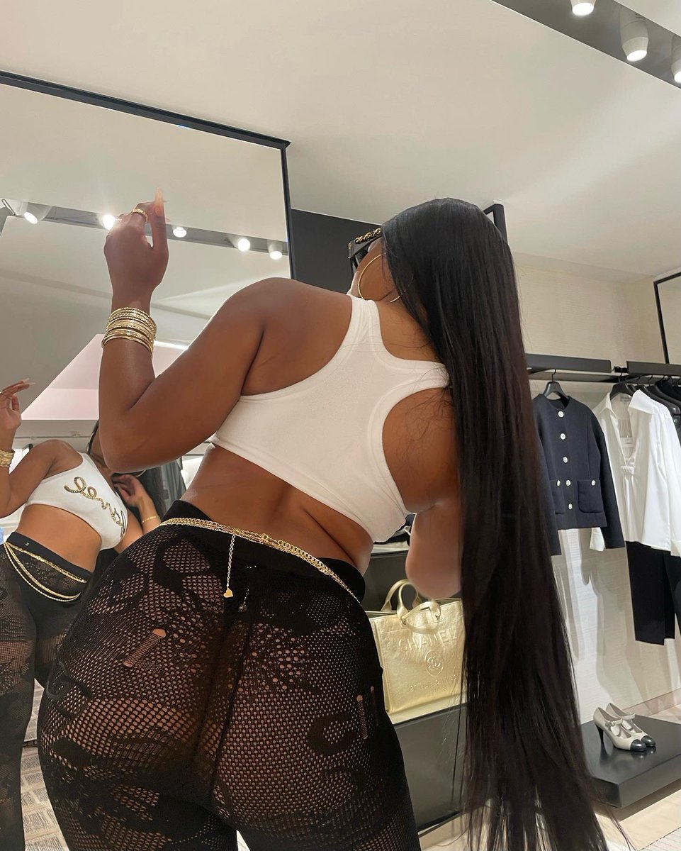 theestallion's tweet photo. 📍FRANCE https://t.co/EMw6ThrZdL