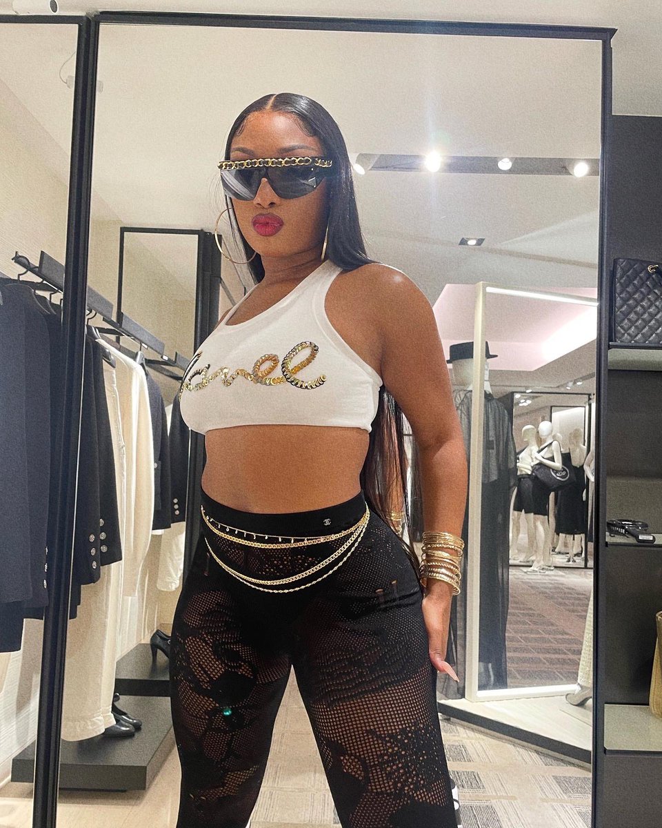 theestallion's tweet photo. 📍FRANCE https://t.co/EMw6ThrZdL