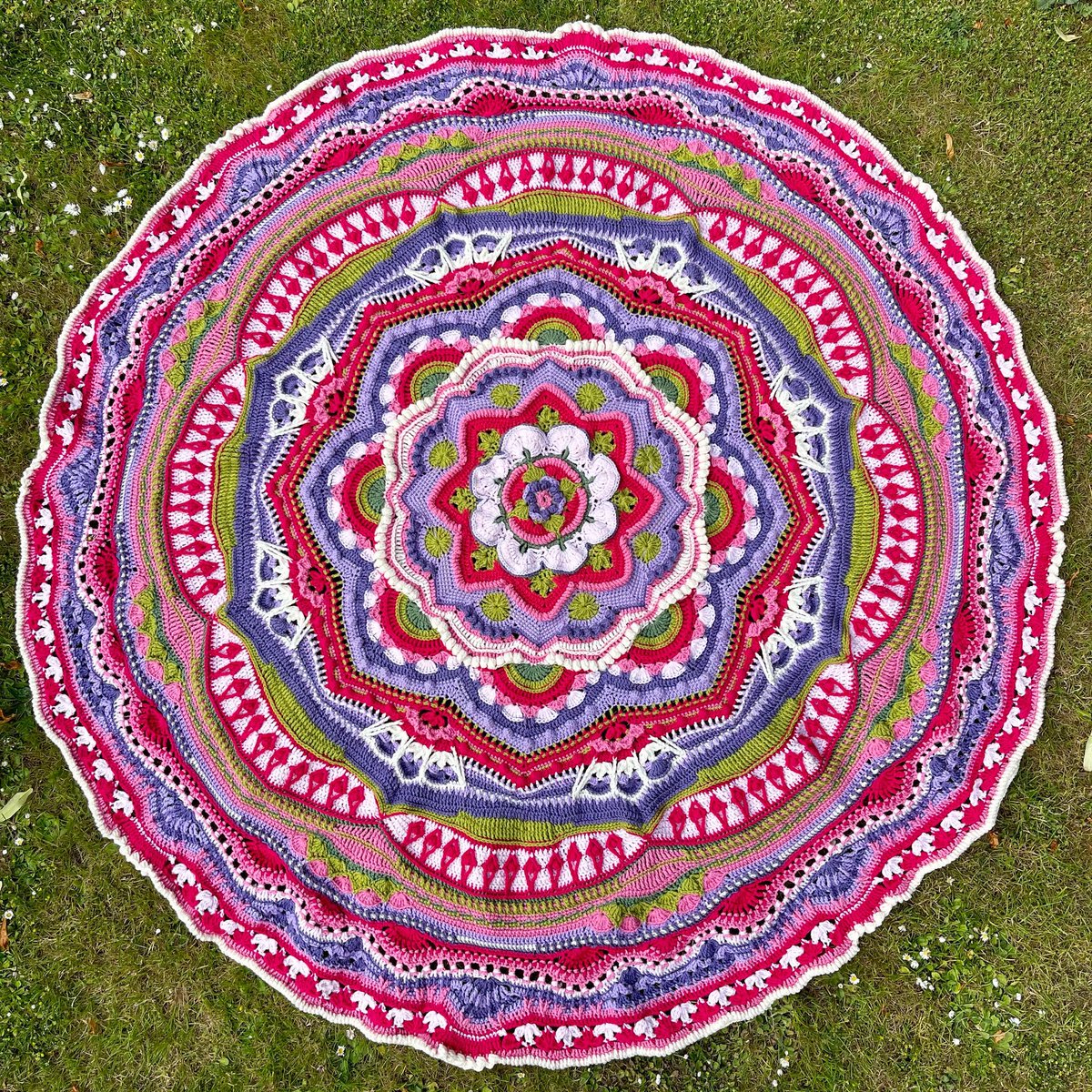 HoundfamilyUK's tweet photo. #mandalamadness Coming to the end of this journey and it has been so enjoyable #attic24sweetpeacolours #crochet #crocheter #crocheting #crochettherapy #stylecraftyarn #stylecraftspecialdk #yarn #yarnaddict #helenshrimpton #helenshrimptonpattern https://t.co/QGDNDSBOlI
