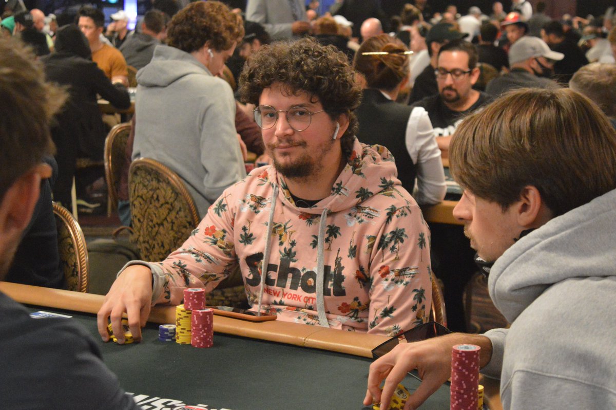 🙌 Alerte deeprun ! Notre coach MTT Jonathan Pastore est au Jour 3 de l'Event #46, le 5 000$ 6-max : assuré de 15 482$, il va se battre pour les 771 765$ à la gagne 😱 et le bracelet <a href="/WSOP/">WSOP - World Series of Poker</a> 😍
👉 La suite à partir de 23h fr.pokernews.com/tours/wsop/202…