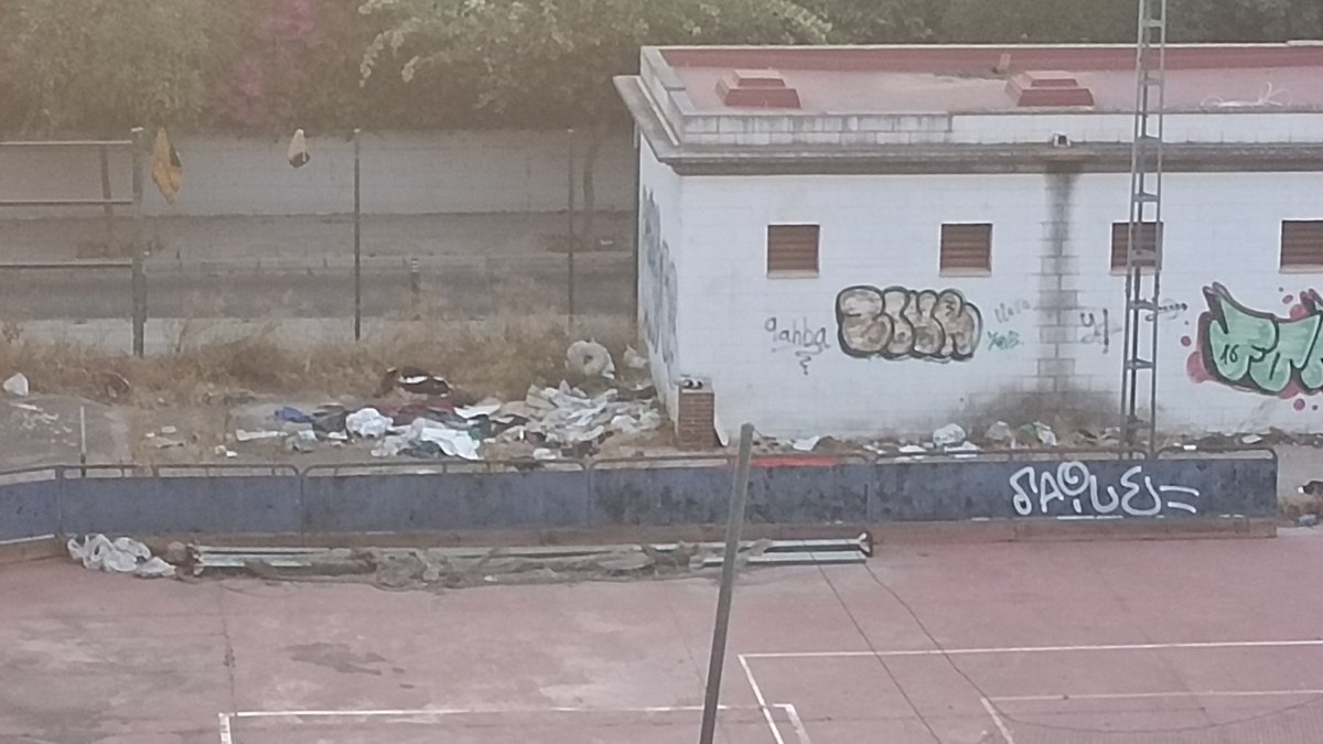 BertoniDSevilla's tweet photo. Me gustaría lanzar un aviso a los Sres de @LipasamSevilla sobre la situación llena de basuras e insalubridad en la pista d Macarena 3 Huertas. Esta pista es propiedad @Ayto_Sevilla, y está hecha literalmente un estercolero, sin nadie q venga a limpiar ni nada. Dejadez absoluta https://t.co/aqfza0JeVS