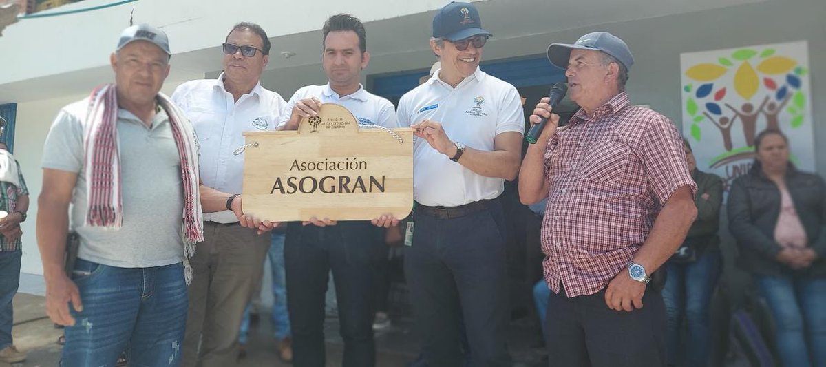 URestitucion's tweet photo. 📍Alfonso Tobón es beneficiario de #RestituciónDeTierras y hoy coordina la asociación de Ganaderos de Granada que comercializa 30.000 litros de leche mensualmente.

👏A ellos rendimos un homenaje por apoyar en la comercialización de sus productos a más de 30 familias restituidas. https://t.co/5K0gW0Or83