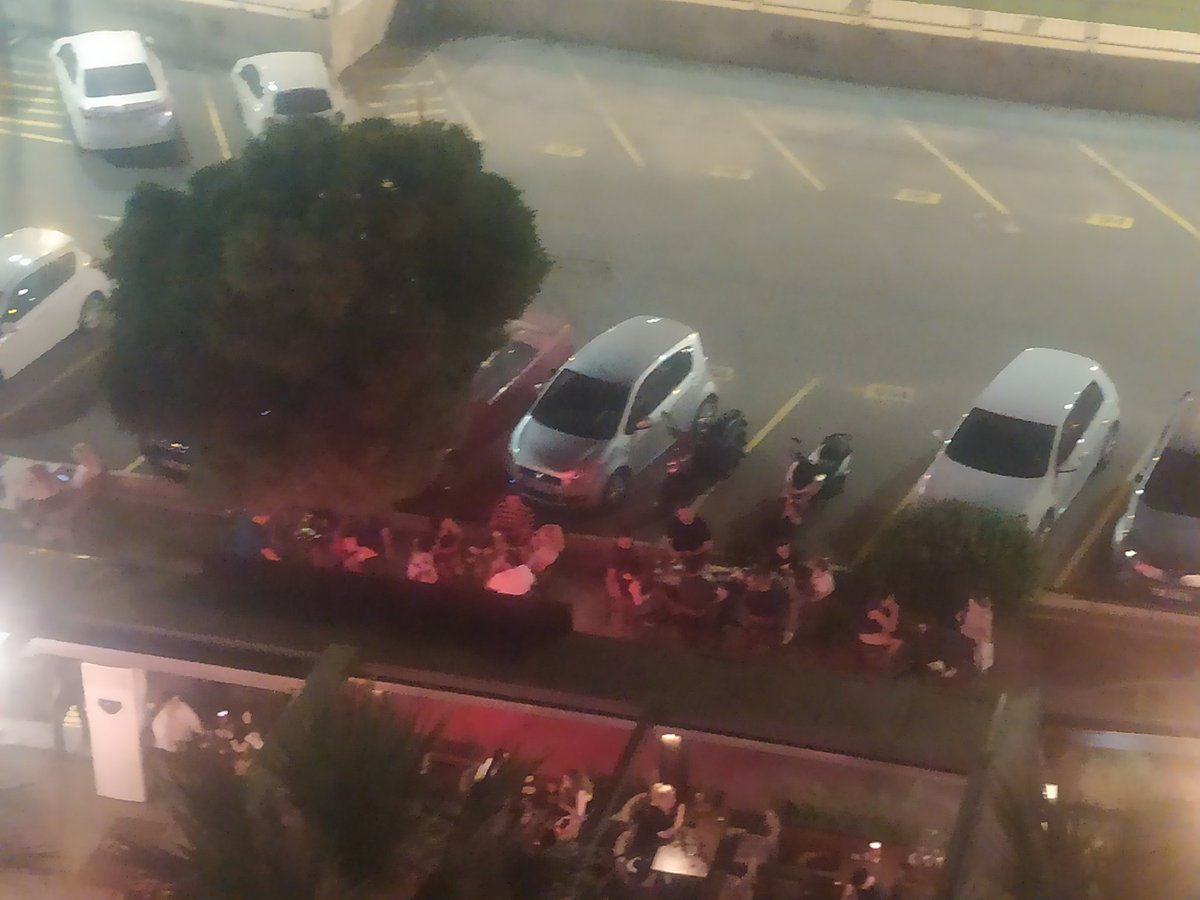 Şu yürüyüş ve çim alanındaki işgal eden  masalarla ilgili her şikayet ettiğimde zabıta göndereceğinizi söylüyorsunuz ama bir türlü yolu bulamıyor arkadaslar galiba <a href="/izmirbld/">İzmir Büyükşehir Belediyesi</a>  <a href="/izmirhim/">İzmir HİM</a>