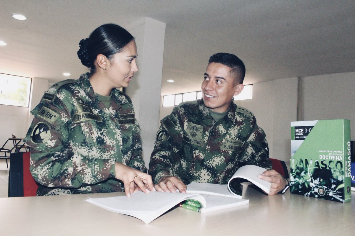 jhon_ejc's tweet photo. Hoy en el aniversario Número 42, de la gloriosa Escuela de Armas Combinadas del Ejército #ESACE, quiero recordar mi paso por esta importante unidad del @COL_EJERCITO. Cómo Profesor Militar soy un Orgulloso embajador de esta importante intención Educativa. https://t.co/gLbvHMxQpd