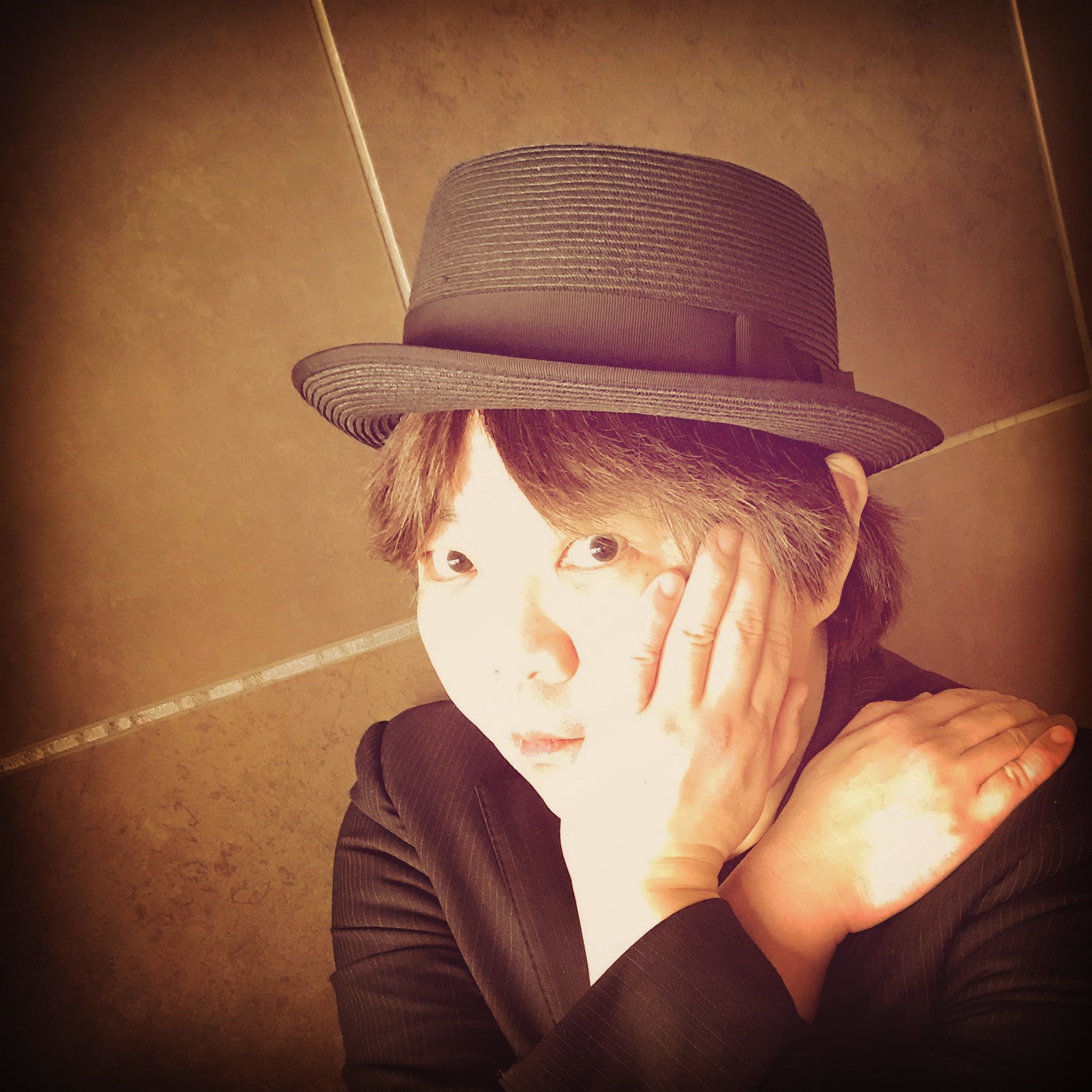 しりこ 作家しりこだま 洗濯の芳香剤を変えたこと 気付いてくれて嬉しい お砂糖の代わりにハチミツを入れた紅茶 気付いてくれて嬉しい ふたりの関係に必要なのは 気付き合い だって 築き愛 だもん こんなふうに僕が話に 落ち を付けるのは