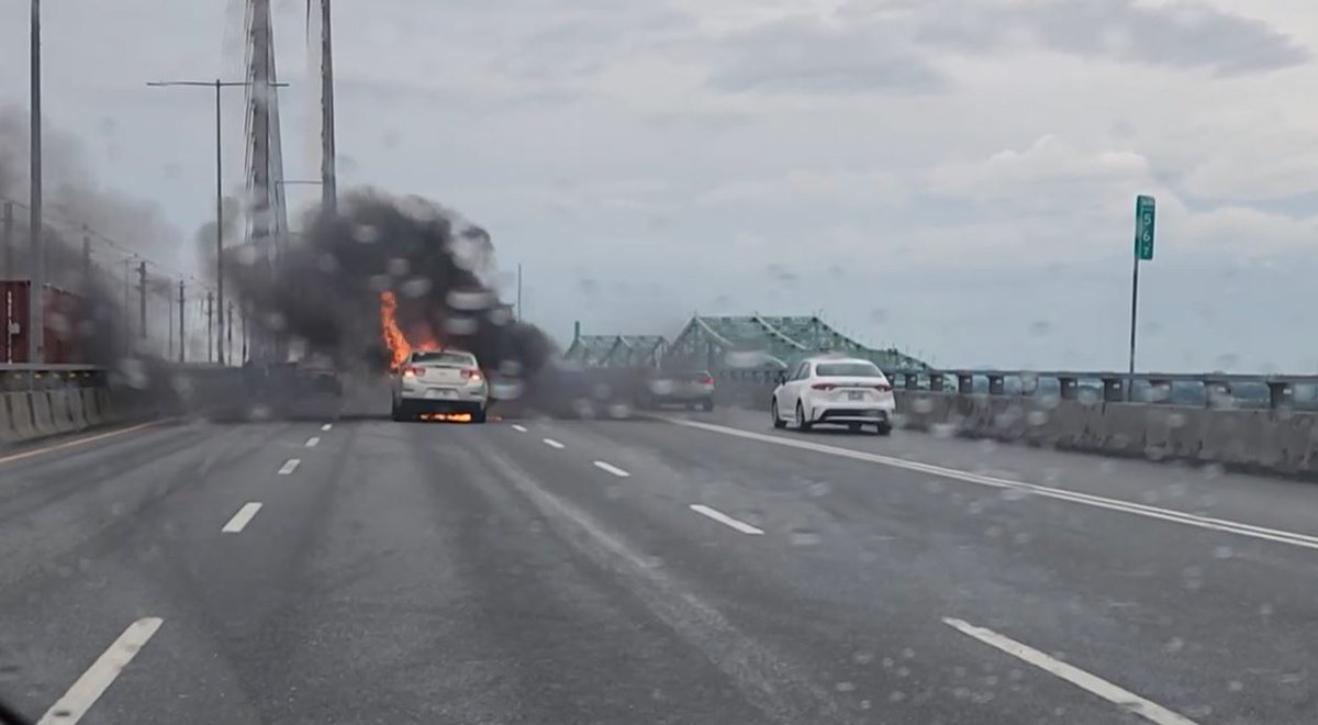 tvanouvelles's tweet photo. ALERTE CIRCULATION - Congestion monstre aux abords du pont Samuel-De Champlain en raison d’un véhicule en feu sur la structure en direction sud https://t.co/EsD94osca4 https://t.co/qq0Ud198Yd