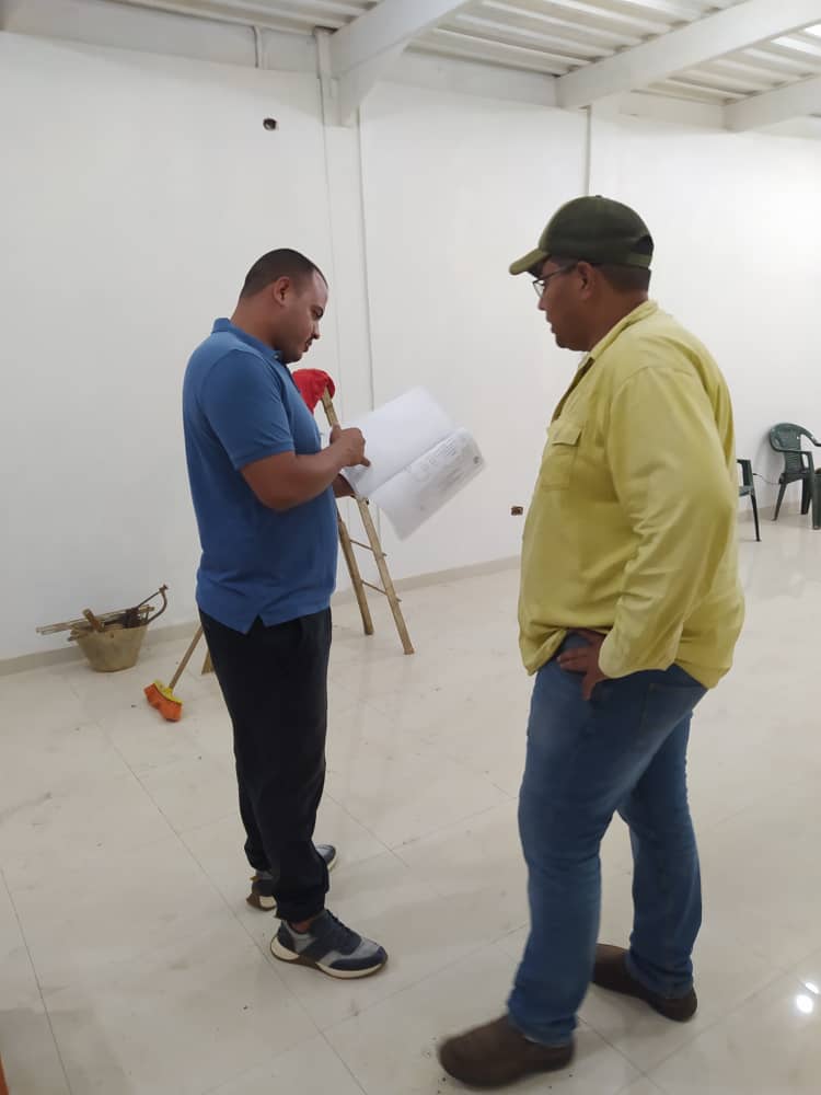 CallaoConcejo1's tweet photo. Nuestro Concejal @gomerfarreras junto con nuestro asesor legal Fred Cardozo siguen realizando las inspección correspondiente para la entrega de los permiso de construcción. 

Hacemos una gestión de primera para todo nuestro Callao. https://t.co/3mdkBMEtaH