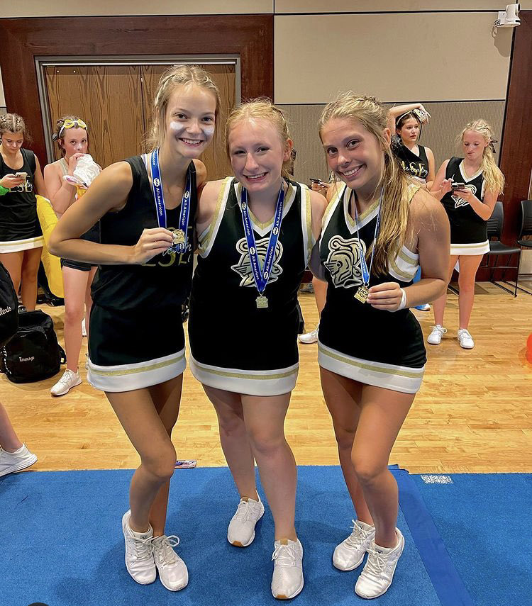 Katelyn_Saige's tweet photo. 3 Senior All-Americans and Large Varsity Sideline Champs! 🏆🖤💛@UCAupdates #AllAmerican #VarsityCheer #WeveGotSpirit #KateSaige #Knights https://t.co/WtBNmSomuH