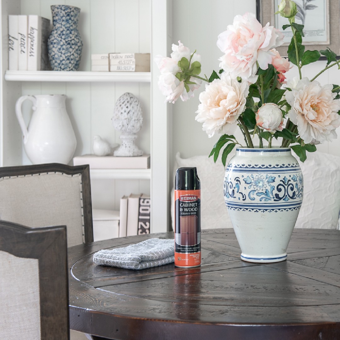 Keep your kitchen table sparkly clean with Weiman Cabinet &amp; Wood Cleaner. This product works wonders on kitchen shelves and cabinet faces. Learn more about keeping your breakfast nook table clean, here: bit.ly/3N1RImA
📸: @sanctuaryhomedecor #Weiman #SoMuchMoreThanClean