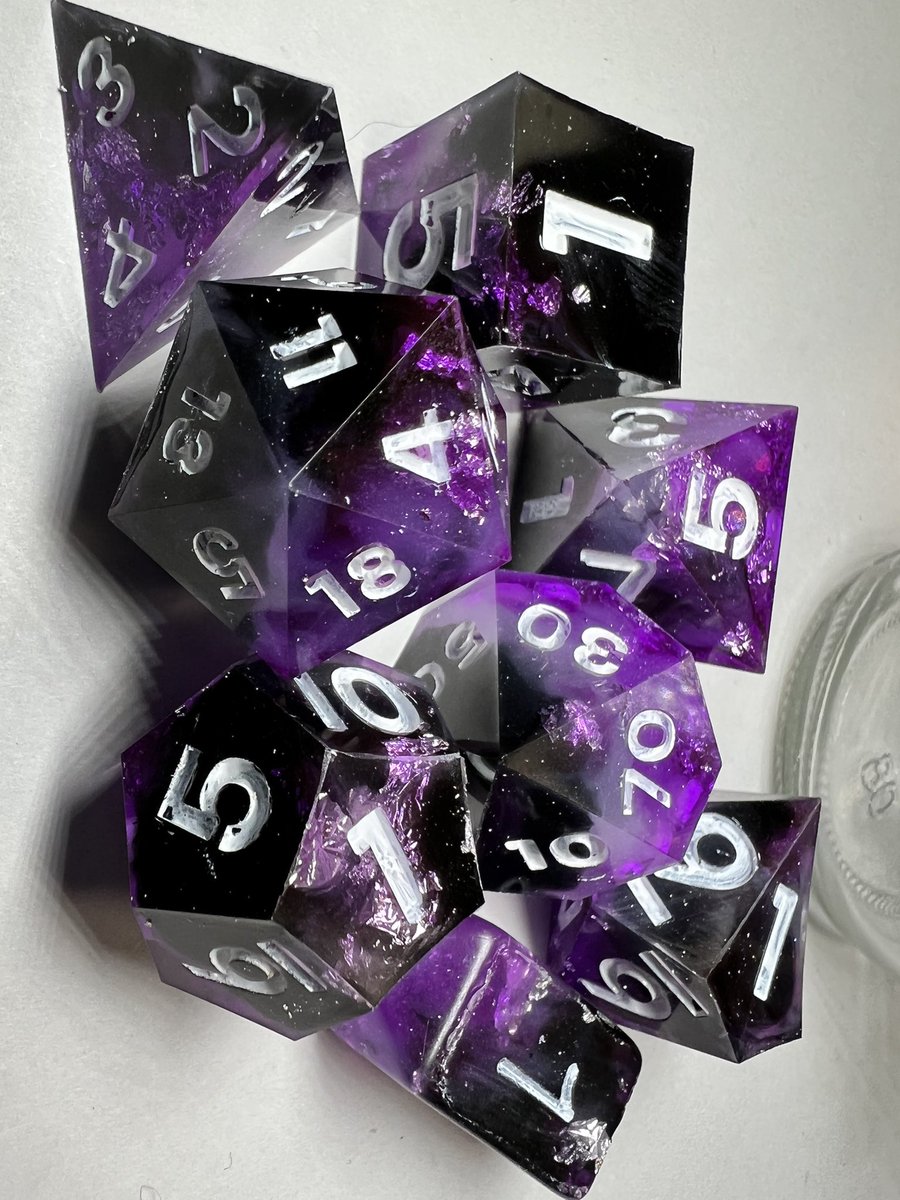 LetoAnimas's tweet photo. To be honest, I kinda keep forgetting that I have a Twitter 😅 here’s a couple of my latest sets, sorry for the posting gap! #handmadedice #dnd #sharpedge #resin #nerd https://t.co/AEmpgHPwko