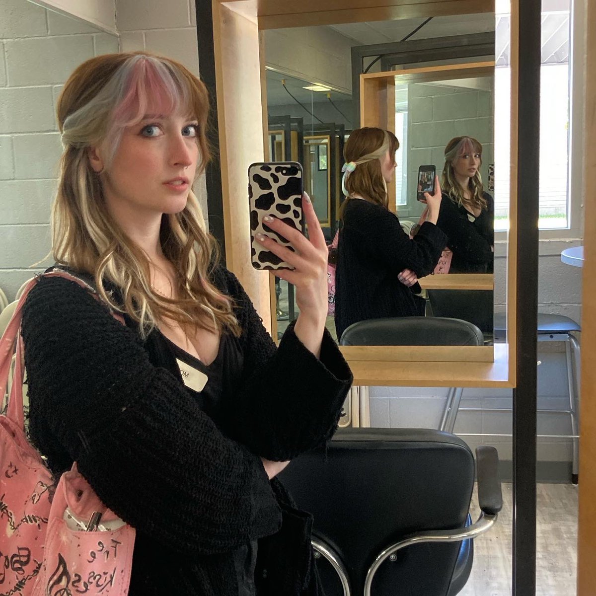 Babybuttermouse's tweet photo. trans flag bangs done with hair chalk!🏳️‍⚧️🌸🏳️‍⚧️
while hair chalk is not a service that we offer at the school, we do have a rainbow of colorful temporary dyes that we can use! https://t.co/o2T0wZZe1d