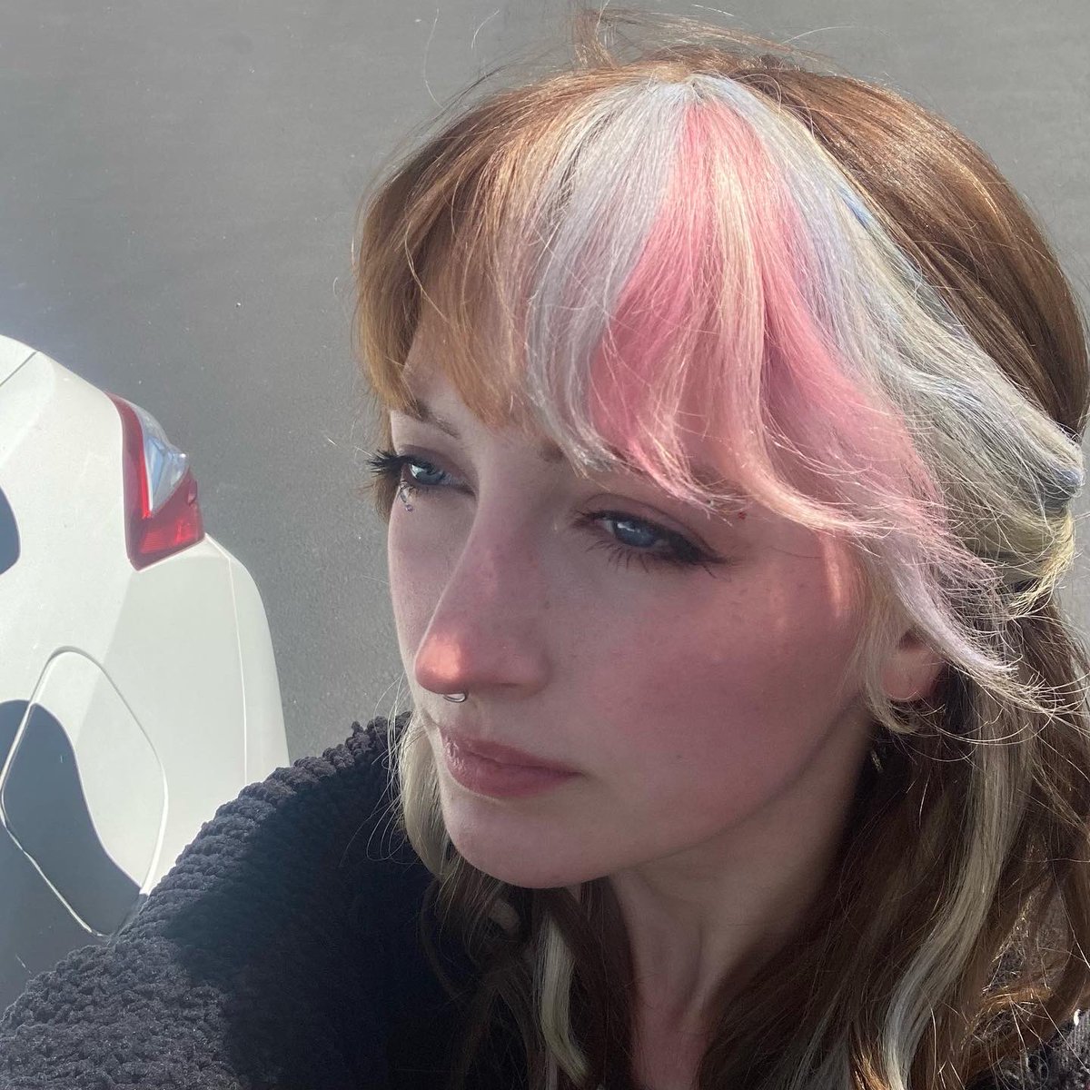 Babybuttermouse's tweet photo. trans flag bangs done with hair chalk!🏳️‍⚧️🌸🏳️‍⚧️
while hair chalk is not a service that we offer at the school, we do have a rainbow of colorful temporary dyes that we can use! https://t.co/o2T0wZZe1d