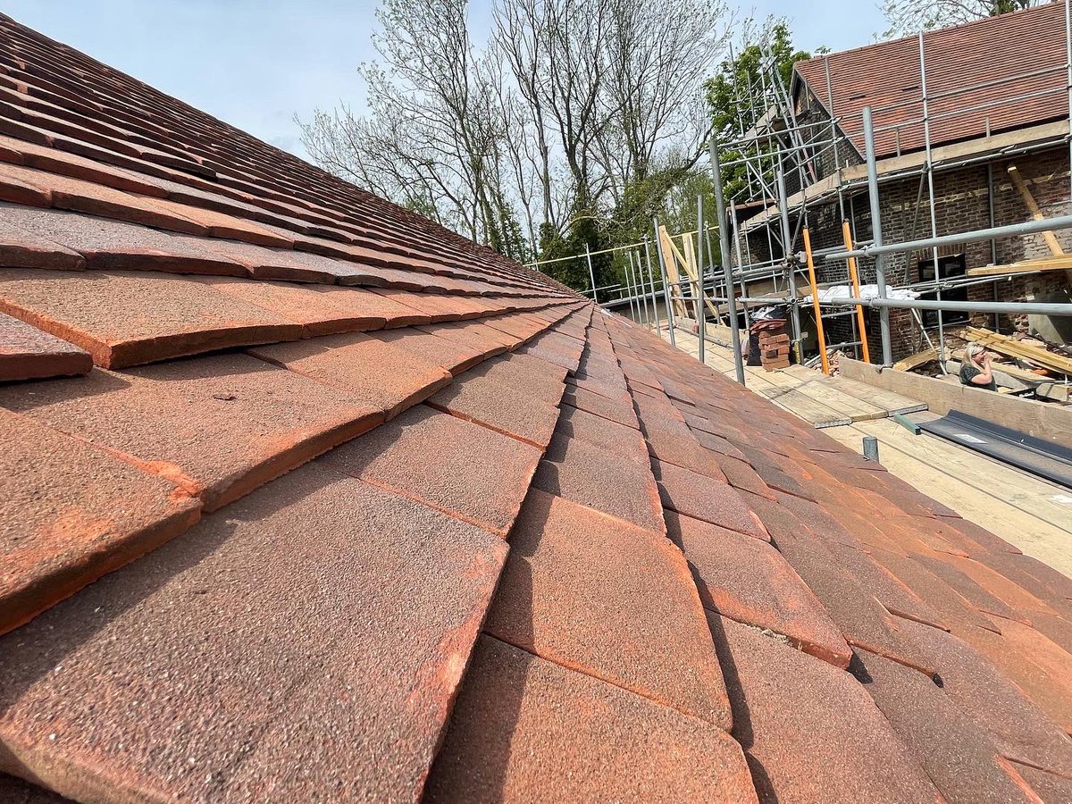 OmurcaLtd's tweet photo. Good progress, the main house roof completed, annexe roofing tilling at our development for 5 bedroom, 4 bathroom, link detached annexed dwelling with 1.5 acres of plot, under cover carport for 3 cars #development #developer https://t.co/dp7hiTPldh