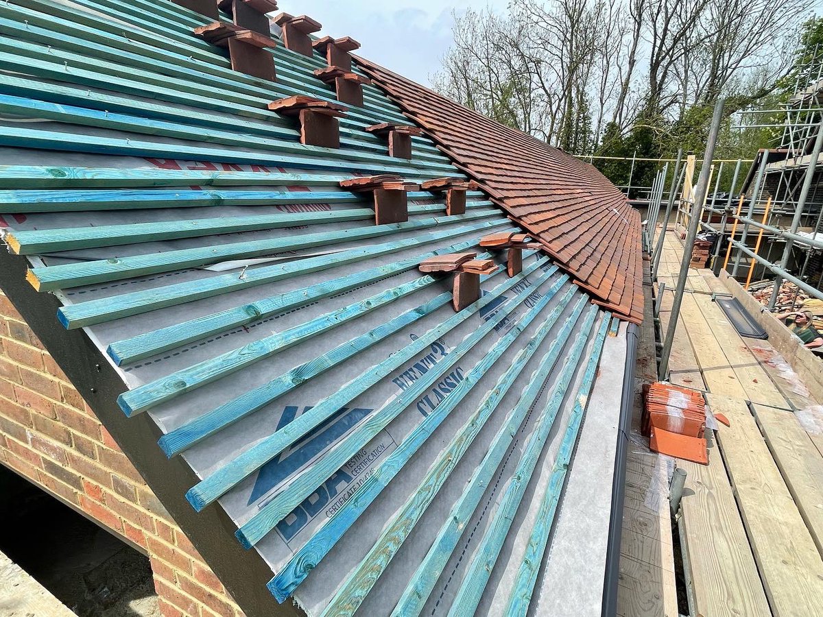 OmurcaLtd's tweet photo. Good progress, the main house roof completed, annexe roofing tilling at our development for 5 bedroom, 4 bathroom, link detached annexed dwelling with 1.5 acres of plot, under cover carport for 3 cars #development #developer https://t.co/dp7hiTPldh