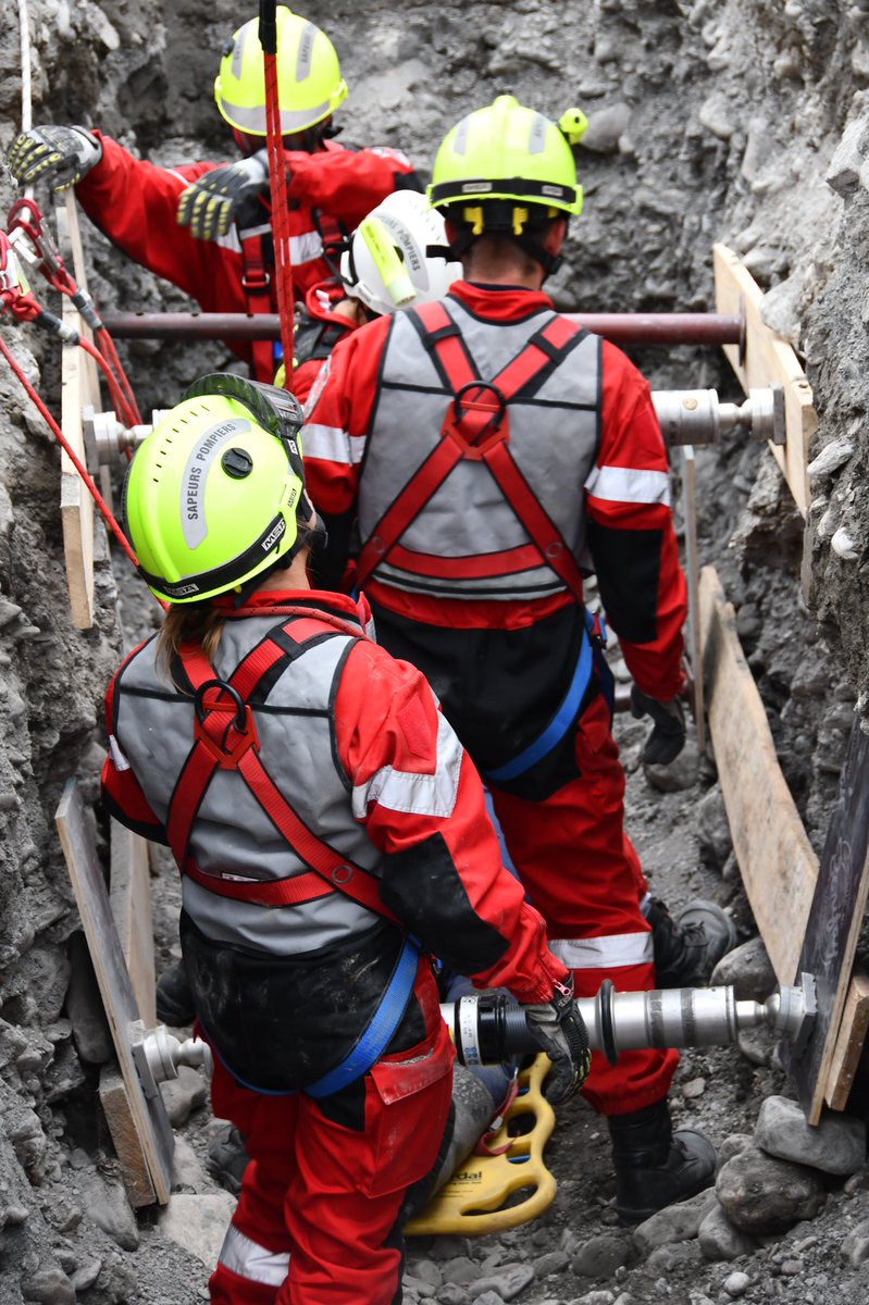 PompiersBCO's tweet photo. 🎬 Clap de fin pour l’exercice de @SecCivileFrance visant à simuler un tremblement de terre dans la Vallée de L’Ubaye ! 

C’est la fin de 3 jours de manœuvre intense pour les différentes Unités de Sauvetage d’Appui et de Recherche qui font retour dès aujourd’hui dans leur dpt https://t.co/Uw2l8o9GZ0