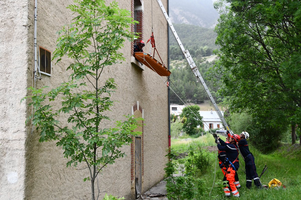PompiersBCO's tweet photo. 🎬 Clap de fin pour l’exercice de @SecCivileFrance visant à simuler un tremblement de terre dans la Vallée de L’Ubaye ! 

C’est la fin de 3 jours de manœuvre intense pour les différentes Unités de Sauvetage d’Appui et de Recherche qui font retour dès aujourd’hui dans leur dpt https://t.co/Uw2l8o9GZ0