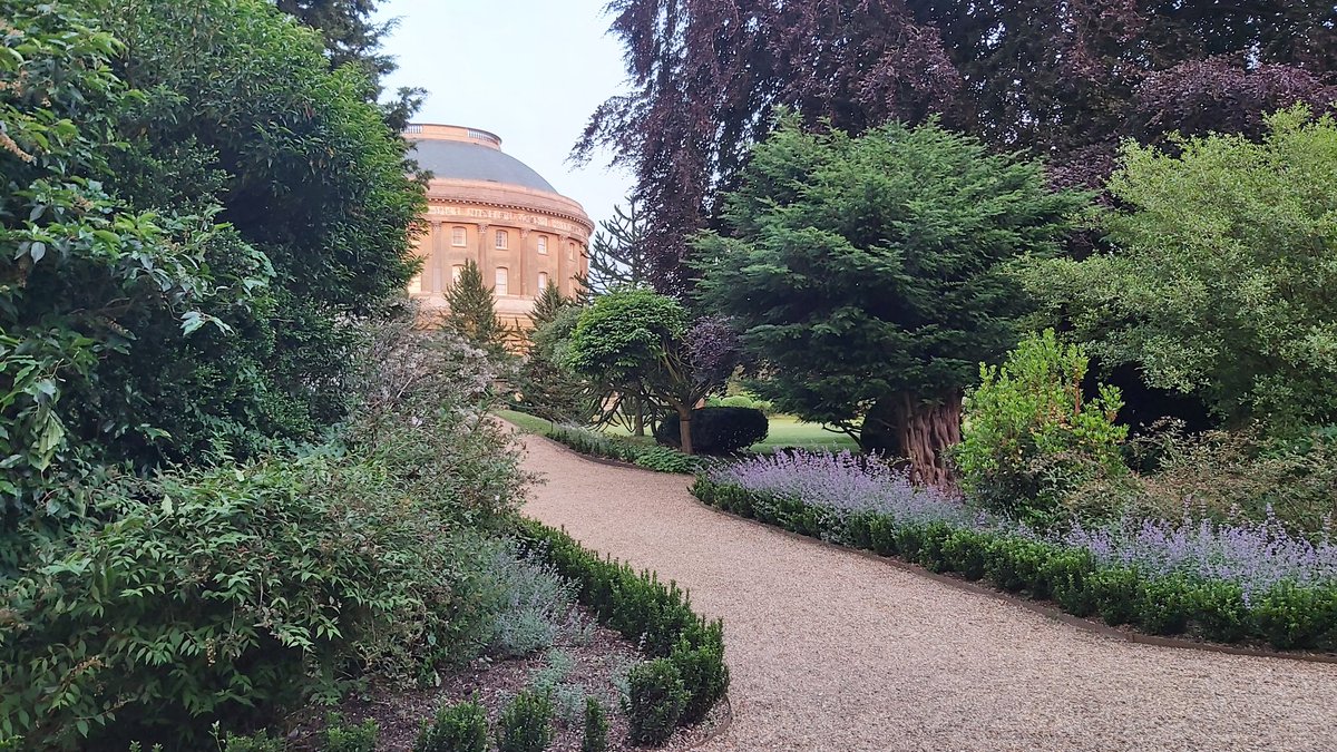 robbieshoppers's tweet photo. Well, my head was definitely turned by the majestic @scotneycastleNT but I really do love it here @IckworthNT 🙃❤ #picnicfortwo @CarryBeecroft1 https://t.co/SfNR7HE3kg