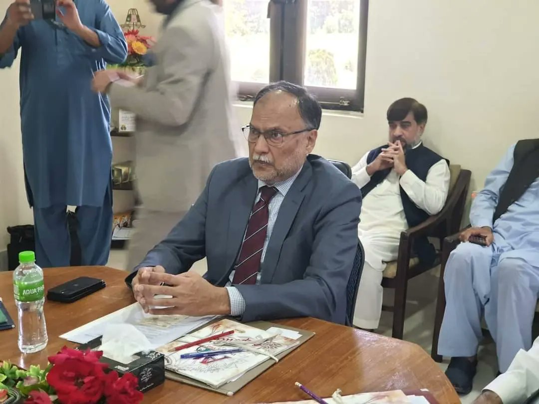 pmln_org's tweet photo. Minister Prof. Ahsan Iqbal visited National Tea & High Value Crops Research Institute (#NTHRI) at Shinkiari, #Abbottabad today for briefings on #TeaCultivation, processing and commercialization in #Pakistan. https://t.co/oaOioLyu6I