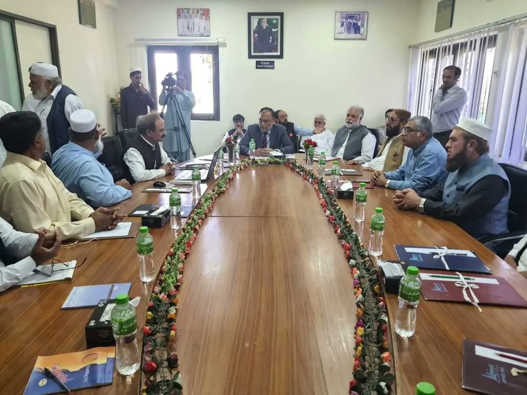 pmln_org's tweet photo. Minister Prof. Ahsan Iqbal visited National Tea & High Value Crops Research Institute (#NTHRI) at Shinkiari, #Abbottabad today for briefings on #TeaCultivation, processing and commercialization in #Pakistan. https://t.co/oaOioLyu6I