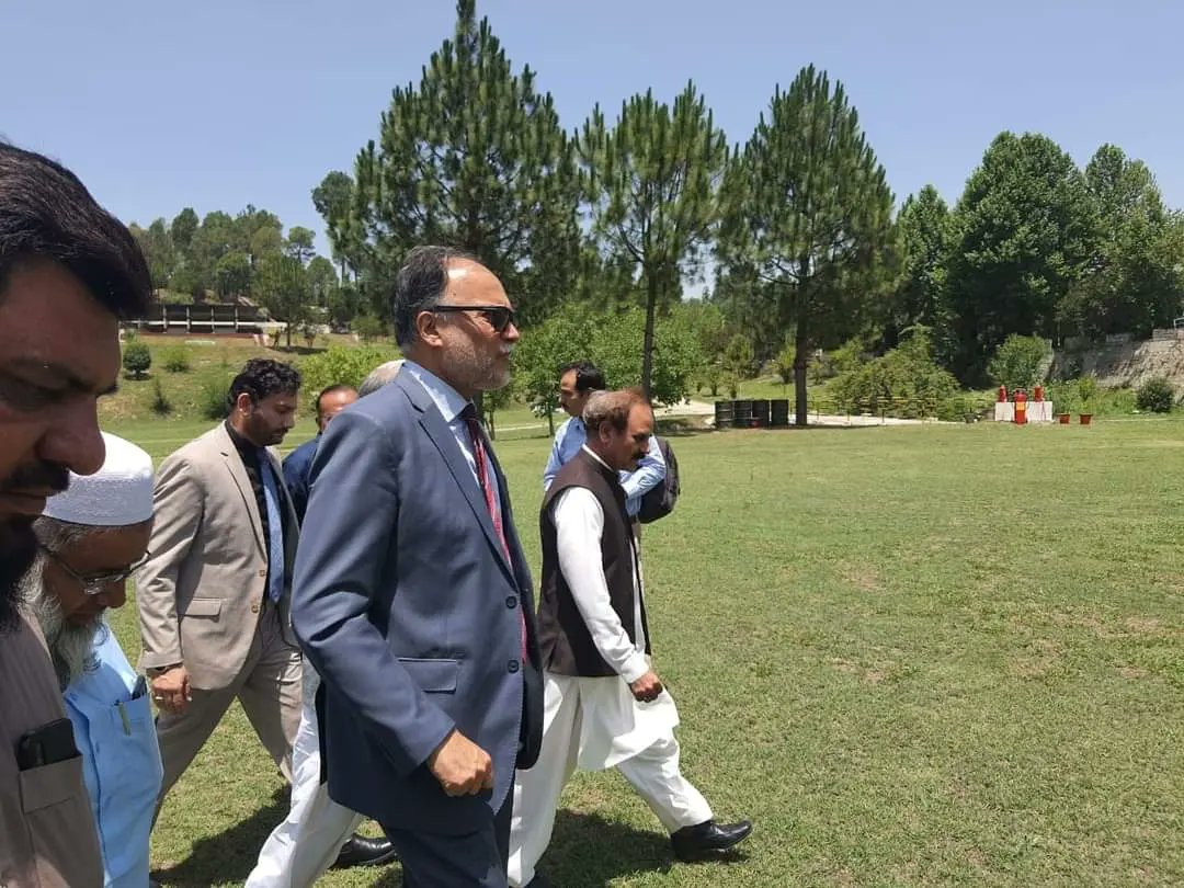 pmln_org's tweet photo. Minister Prof. Ahsan Iqbal visited National Tea & High Value Crops Research Institute (#NTHRI) at Shinkiari, #Abbottabad today for briefings on #TeaCultivation, processing and commercialization in #Pakistan. https://t.co/oaOioLyu6I