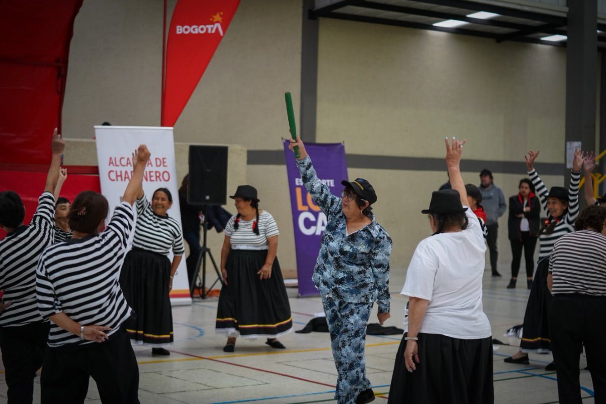 IDRD's tweet photo. ✨🥳 El cierre del festival de #EsDeporteLocal persona mayor de Chapinero fue todo un éxito. En medio de danza, actividad física y viejoteca realizaron esta celebración en la Unidad Deportiva El Salitre. #SomosEquipoBogotá https://t.co/tvYVLHBkqX