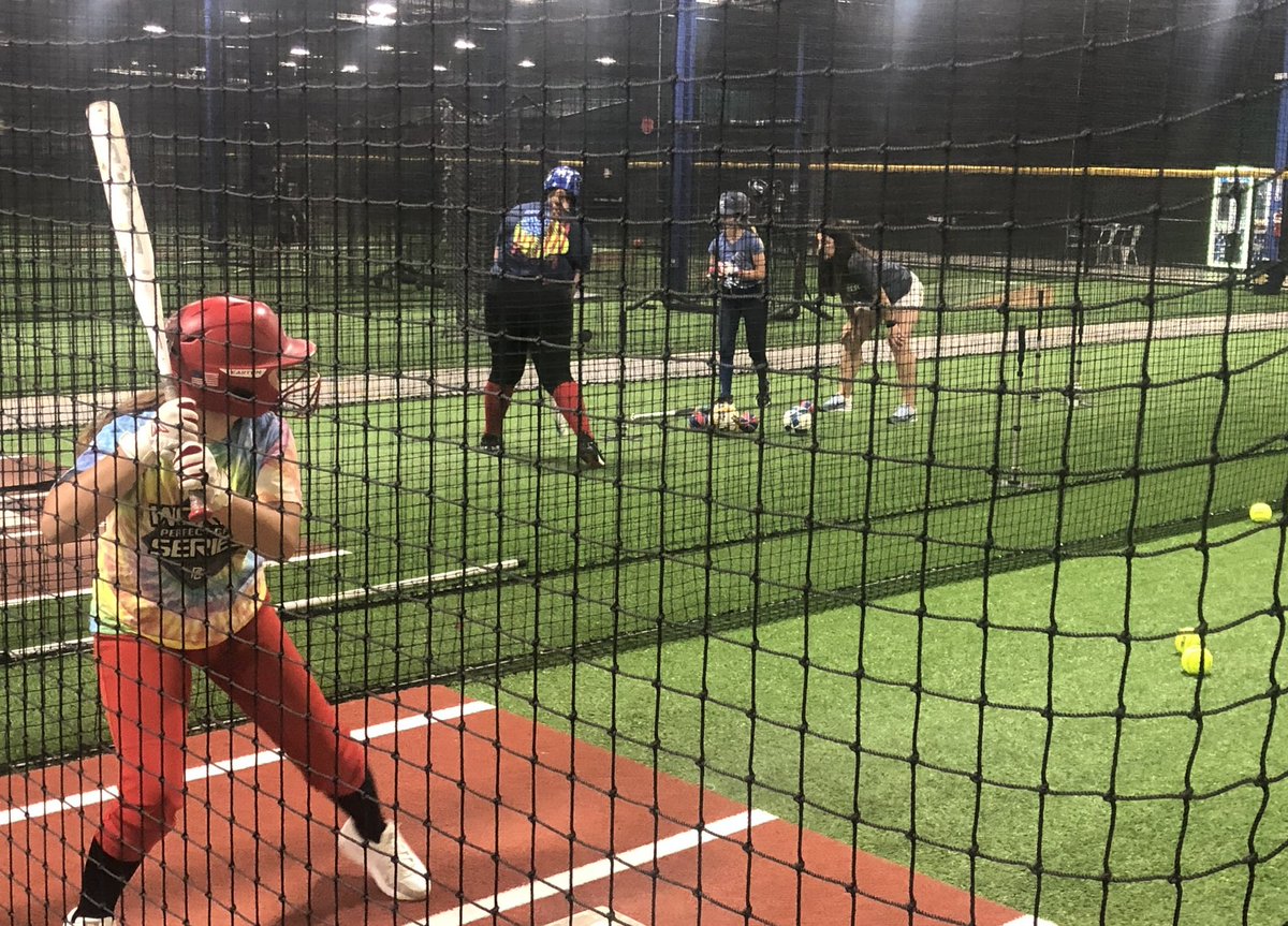 BuildingChampHF's tweet photo. First softball clinic is in the books and it was a good one!! Thank you all who came out and best of luck with the rest of your seasons! 🥎‼️Next up BC Tryouts July 11th &amp; 18th‼️🥎 https://t.co/9nPac3YYaw