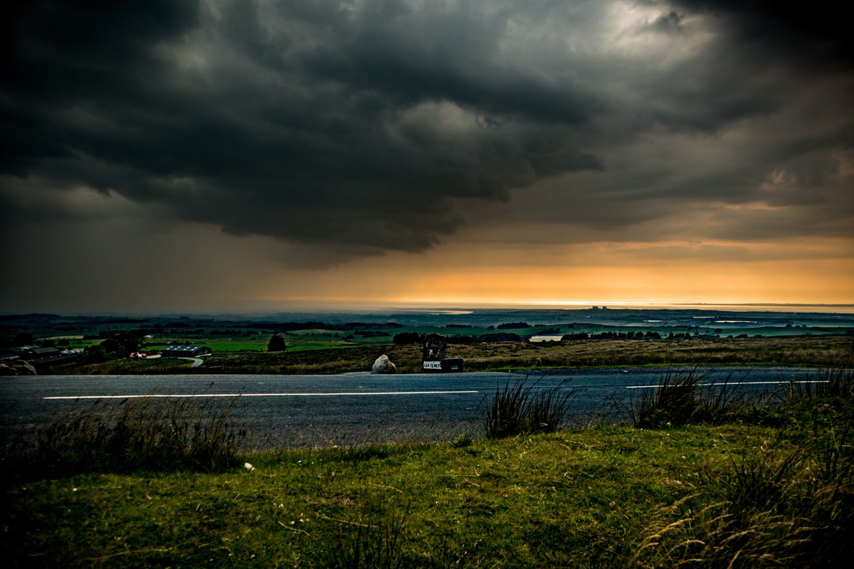 DavidBillinge's tweet photo. @JonMitchellITV @kerriegosneyTV @JoBlytheTV @EmmaJessonTV #Quernmore Storms approaching from the South this Evening https://t.co/rEUcad4iEP