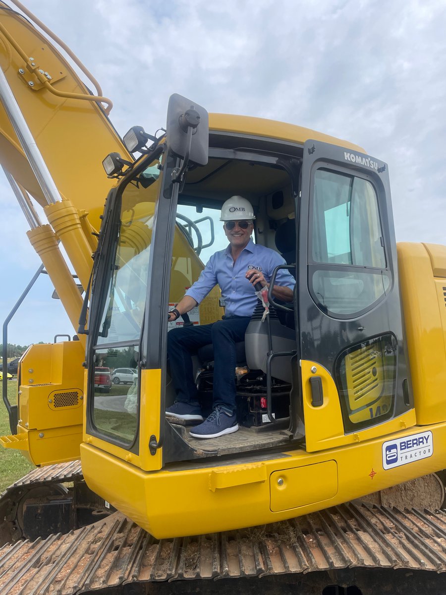OMBbank's tweet photo. We love the communities we serve, and we were SO excited to break ground in Carthage today! Stay tuned for progress pics. #OldMoBank #CommunityBanking #BecauseWeLiveHereToo https://t.co/8ZYiCnpffE