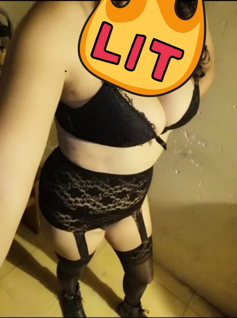 Pareja de Tepic (ella 21, el 22) buscan chica para trío entre 18 y 30 años de edad.. interesadas comenten en la publicación!