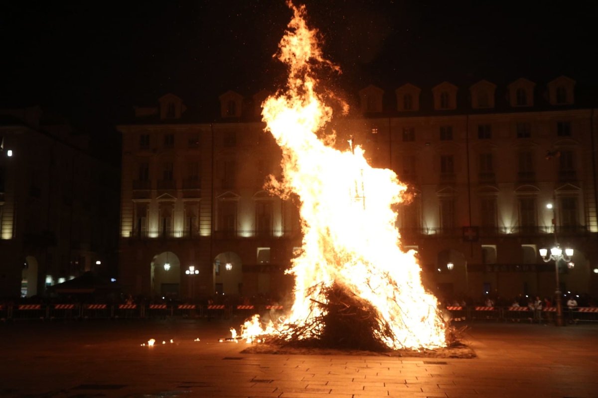 twitorino's tweet photo. 🔥 Il Toro, fissato in cima al Farò, è caduto verso Porta Nuova. Secondo la leggenda, per la città, sarà un anno fortunato.

#Torino #sangiovanni https://t.co/6me17zz0lW
