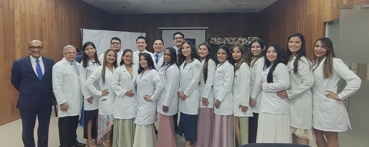 HGuasmoSur's tweet photo. #SaludYCiencia | Con el compromiso de contribuir en la formación de profesionales médicos con vocación de servicio,  responsabilidad social y científica el hospital 🏥realizó ceremonia de imposición de mandil 🥼 a 1️⃣8️⃣ internos de Medica de @UdeGuayaquil. https://t.co/epAMzklxBi