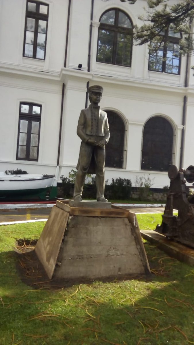 valparaisoinfo's tweet photo. Por orden de la Corte de Apelaciones de Santiago, la Armada de Chile retiró la estatua de José Toribio Merino -miembro de la junta militar-  del Museo Marítimo de #Valparaíso. En su lugar, se instaló un monumento de Arturo Prat como joven cadete (fotos). https://t.co/cD2yqoxecX