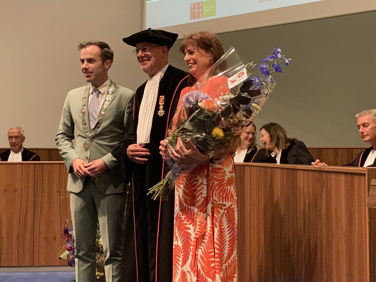 Na afloop van zijn boeiende afscheidsrede werd @knoorskentalis benoemd tot Officier in de Orde van Oranje-Nassau. Volledig verdiend, Harry!