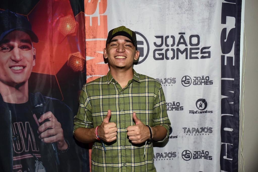 joaogomescant0r's tweet photo. @joaogomescantor pronto para subir no palco e agitar a galera do @forrodobosque!!!👏🏻🎉❤️
Foto: Studio Eduardo Freire 📸 #ForroDoBosque #ForroDoBosque2022 #Bosque2022 #JoãoGomes #CruzDasAlmas #Bahia #PortalFoliaNews #FoliaNews https://t.co/al5Z3AWHsX