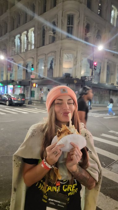 Holy fuck NYC was a blur of food and nerds 😀😍🤣 @NFT_NYC @sins_nft @JohnnySins @msuiche https://t.co/