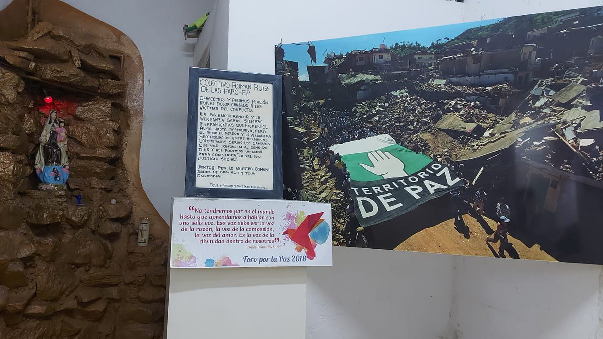URestitucion's tweet photo. Para escribir una historia de  reconciliación es necesario alimentar la memoria y el perdón. Hoy el Director de la #URT, @acastroforero, visitó ‘El Salón del Nunca Más’ el cual es una contribución comunitaria valiosa para la paz. #EsTiempoDeCreer https://t.co/zd7jWtd0UD