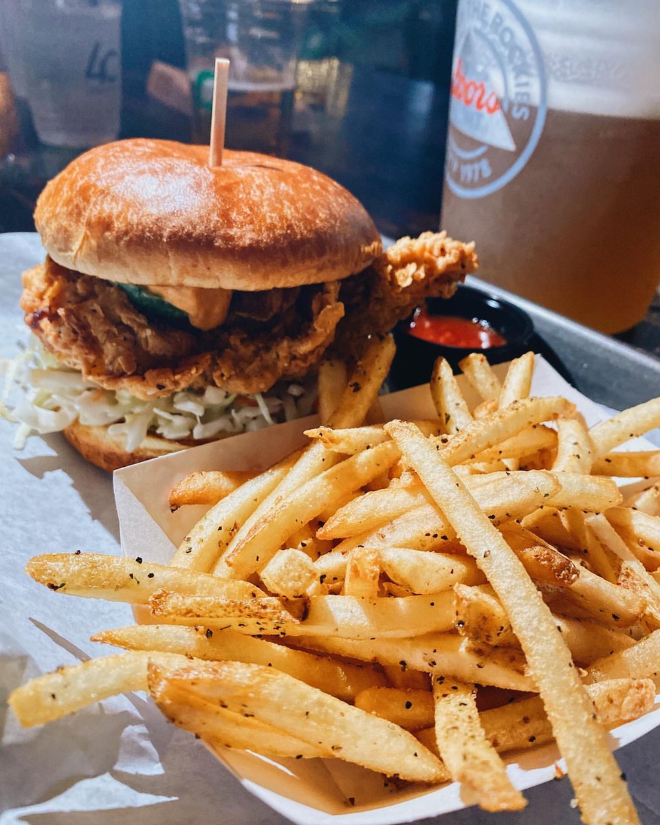 Patio-perfect weather calls for dinner at #KirkwoodBarChi! 😋🍻