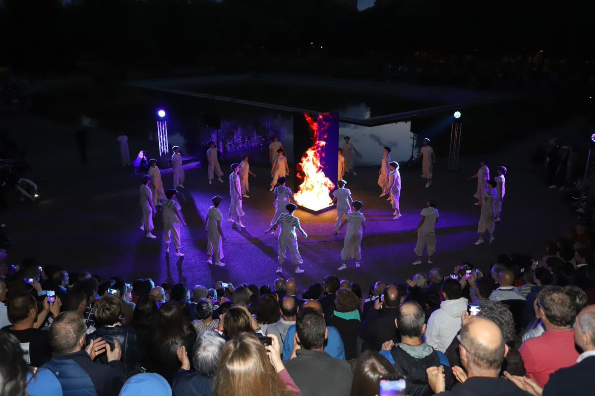 Araba's tweet photo. 🌗 Dantza, argi eta soinu ikuskizun bat izan da Foru Aldundiaren San Joan Gauaren ospakizunaren protagonista Arriaga parkean
-
🌗 Un espectáculo de danza, luces y sonido ha protagonizado la celebración de la Diputación Foral de la Noche de San Juan en el Parque de Arriaga https://t.co/OVg2L6aPn5