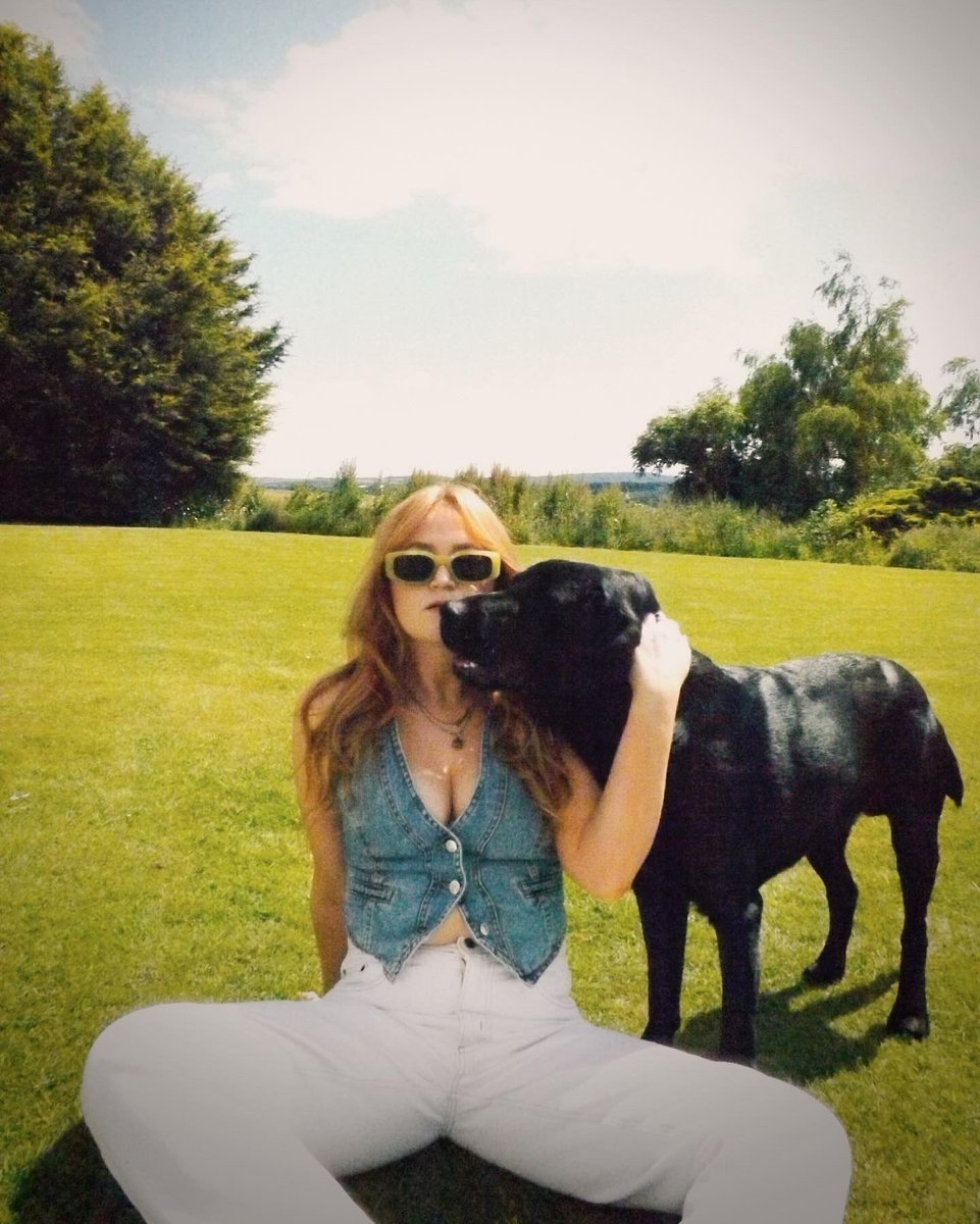 sara_hird's tweet photo. grass stains for dayzzz 🍃 https://t.co/WZ6v7sVTqY