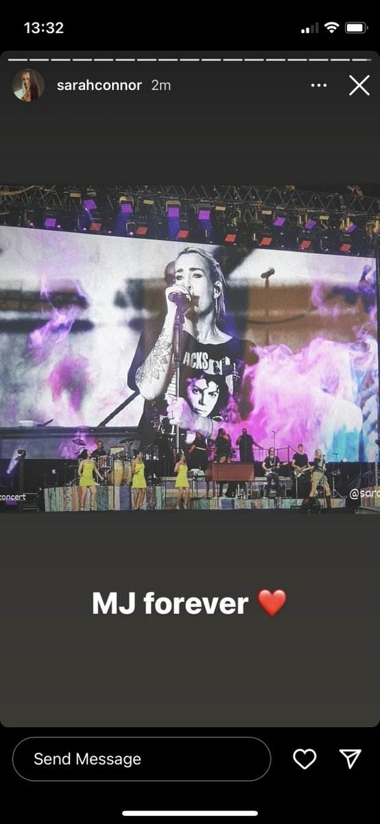 June13th05's tweet photo. Sarah Connor showing her L.O.V.E for @michaeljackson again on her current tour 🥰 https://t.co/yhIdEZBBzA