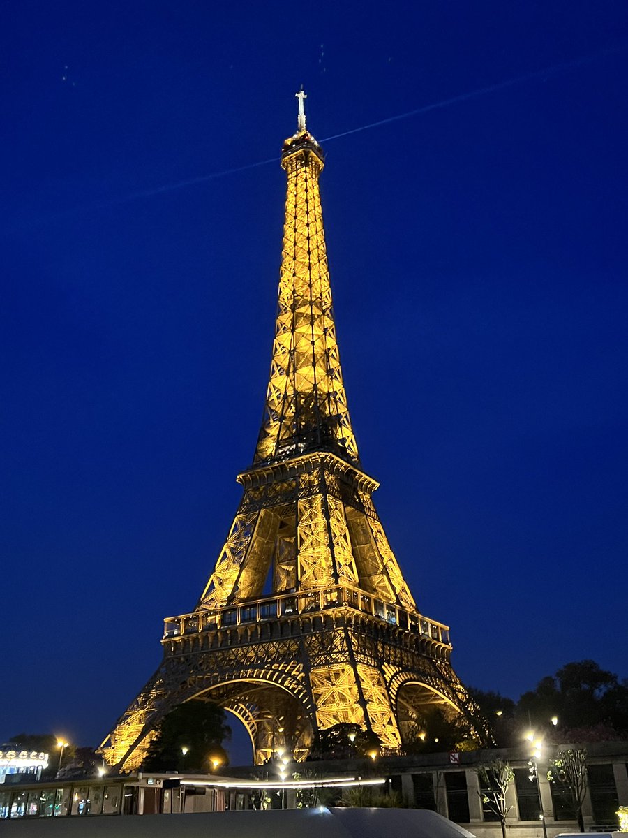 corouune's tweet photo. Grabe. I still can't believe it! Wayback July 2021 manifesting lang ako na I'd be able to go to Paris... Come April 22,2022, I was able to go to Paris and was able to see the Eiffel Tower. 🙏🥹🇫🇷 Dream Big and Pray hard. #paris #France https://t.co/KgwnzLEIIr