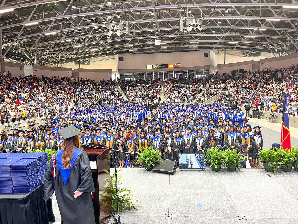 gisdnews's tweet photo. Last but certainly not least… please join us in congratulating the @LCHS_Patriots Class of 2022! What an impressive looking group. These seniors made history on campus and set the bar high! #TheGISDEffect https://t.co/IoqQvH38Pb